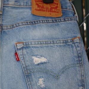 Levi’s 501 light wash ripped jeans 29w/32L #distresseddenim
